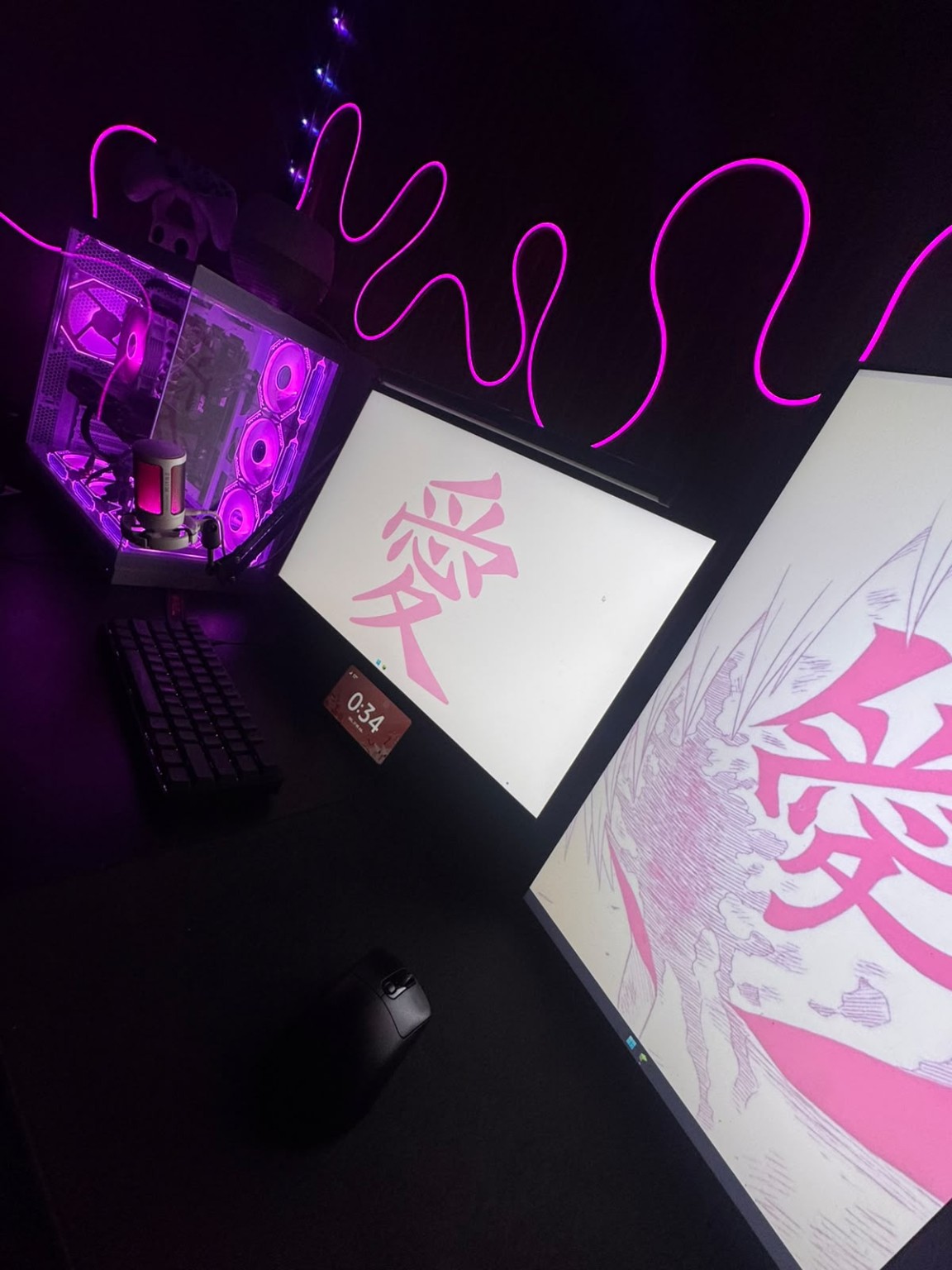 Setup gamer com iluminação roxa, dois monitores e PC em bancada